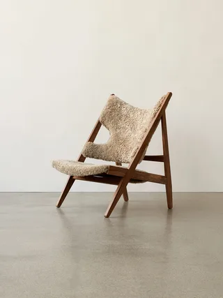Knitting Lounge Chair de Audo Copenhagen en Sheepskin Sahara, Walnut, Sheepskin – photo d’ambiance 9 sur 37
