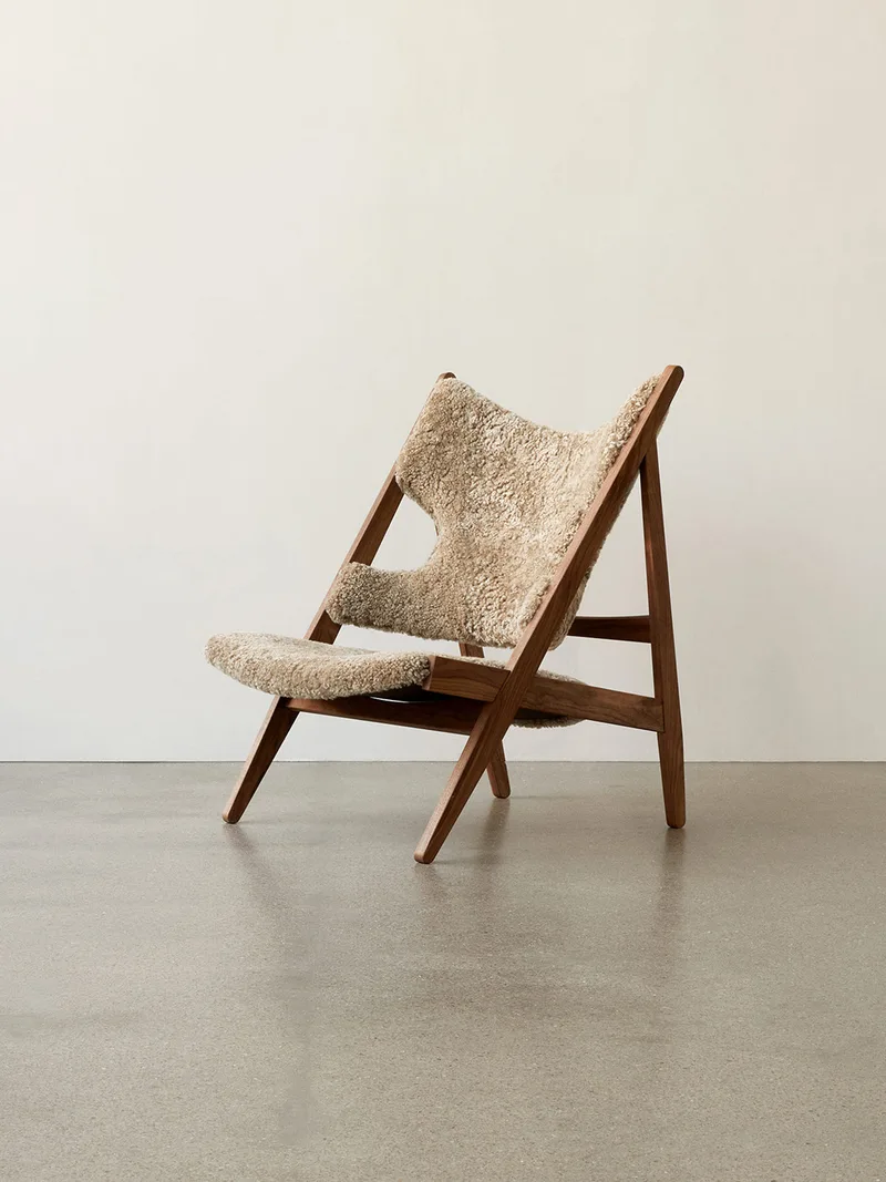 Knitting Lounge Chair de Audo Copenhagen en Sheepskin Sahara, Walnut, Sheepskin – photo d’ambiance 9 sur 37