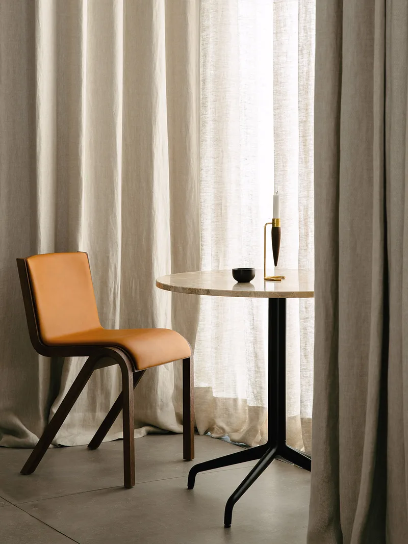 Ready Dining Chair de Audo Copenhagen en Red Stained Oak, Sierra 1001, Front Upholstered – photo d’ambiance 5 sur 19