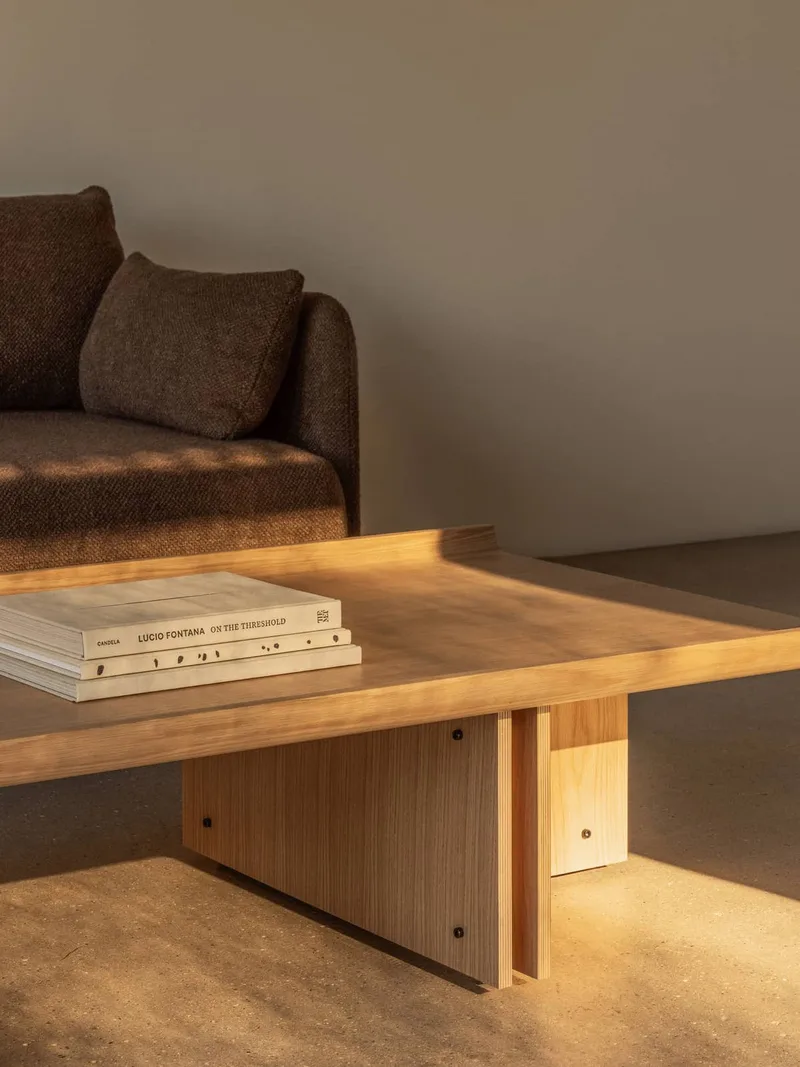 Conrad Lounge Table de Audo Copenhagen en 149 × 74, Natural Oak – photo d’ambiance 1 sur 10
