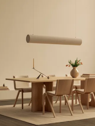 Ready Dining Chair de Audo Copenhagen en Red Stained Oak, Sierra 1001, Front Upholstered – photo d’ambiance 9 sur 19