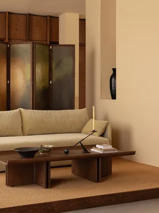 Conrad Lounge Table de Audo Copenhagen en 149 × 74, Natural Oak – photo d’ambiance 6 sur 10