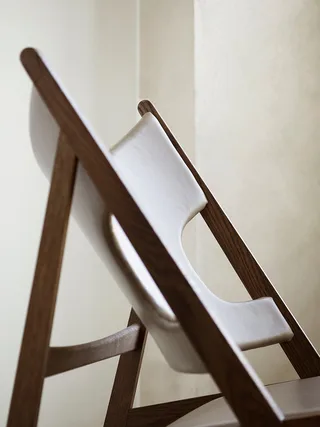 Knitting Lounge Chair de Audo Copenhagen en Natural Oak, Dunes Cognac 21000, Leather – photo d’ambiance 8 sur 17