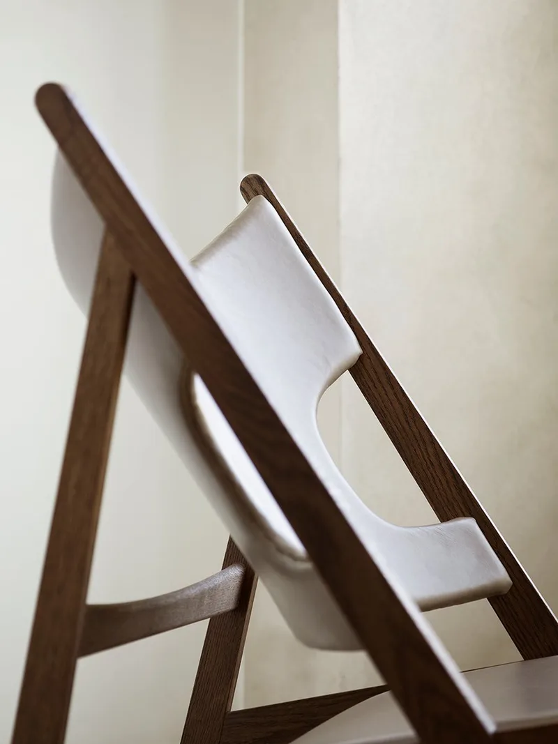 Knitting Lounge Chair de Audo Copenhagen en Natural Oak, Dunes Cognac 21000, Leather – photo d’ambiance 8 sur 17