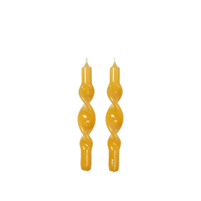 Twist Glossy Taper Candle von Broste Copenhagen – Produktfoto