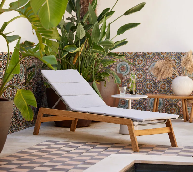 Siesta sunbed de Cane-line en Teak, Aucun – photo d’ambiance 1 sur 2