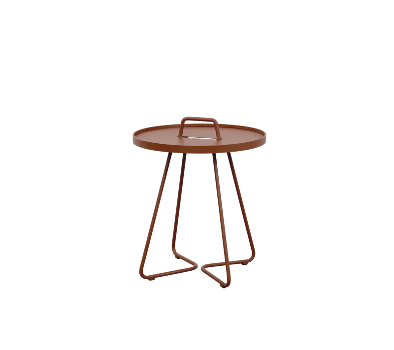 On-the-move side table, small von Cane-line in Desert red, aluminium – Produktfoto