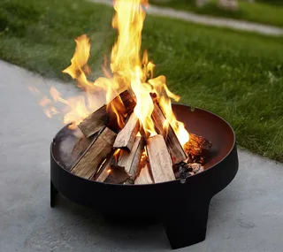 Ember fire pit, small von Cane-line in Black, cast iron, Ohne, Ohne – Ambientefoto 1 von 3