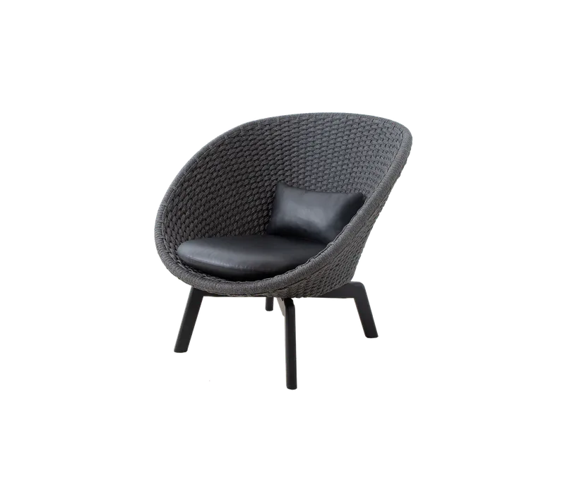Peacock lounge chair von Cane-line in Dark grey,medium flat Soft Rope w/black teak, Black, leather – Produktfoto