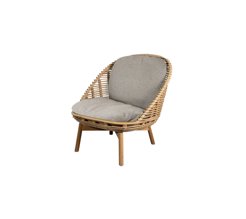 Hive lounge chair van Cane-line in Natural, large round sticks Weave w/teak, Light brown, Rise w/QuickDry & Airflow – productfoto
