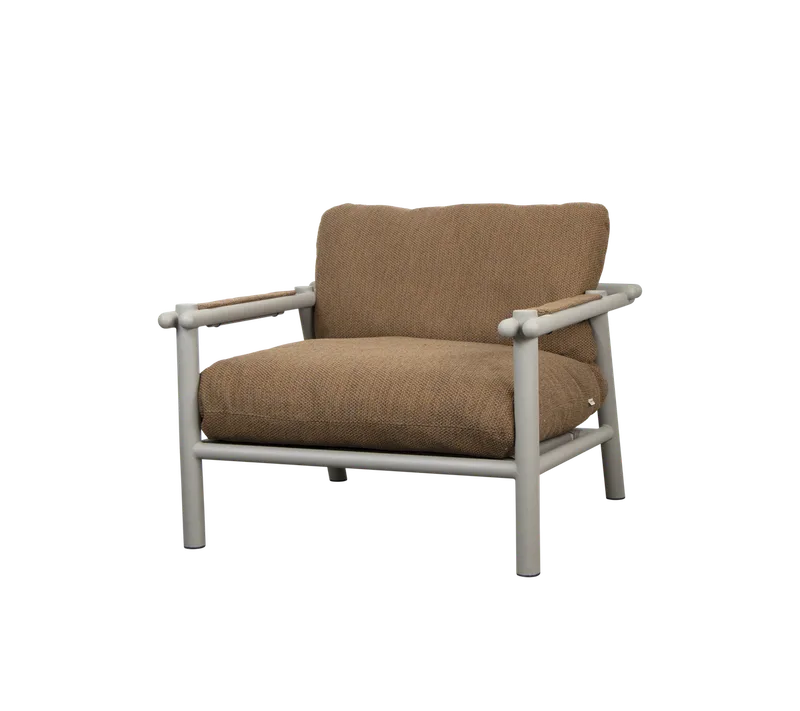 Sticks lounge chair van Cane-line in Taupe, aluminium, Umber brown, Rise w/QuickDry & Airflow – productfoto