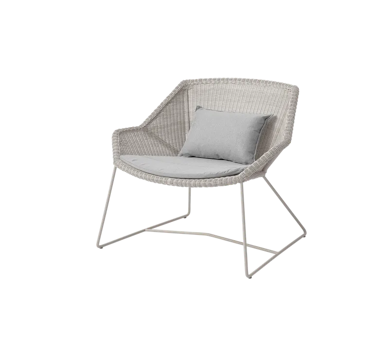 Breeze lounge chair de Cane-line en Sand, small round Weave, Light grey, Natté w/seat & back cushion – photo du produit