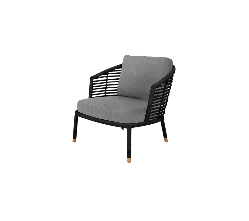 Sense lounge chair von Cane-line in Black, large round sticks rattan, Light grey, Ambience – Produktfoto