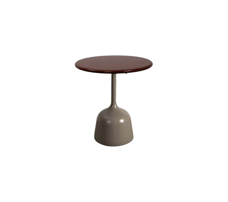 Glaze coffee table, small by Cane-line in Taupe, semi glossy aluminium, Burgundy, semi glossy aluminium – product photo
