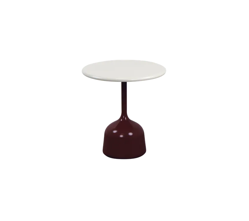 Glaze coffee table, small by Cane-line in Burgundy, semi glossy aluminium, Sand, semi glossy aluminium – product photo