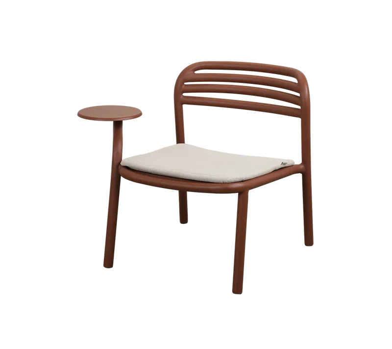 Bliss lounge chair w/sidetable right by Cane-line in Desert red, aluminium, Sand, Natté w/QuickDry & Airflow – product photo