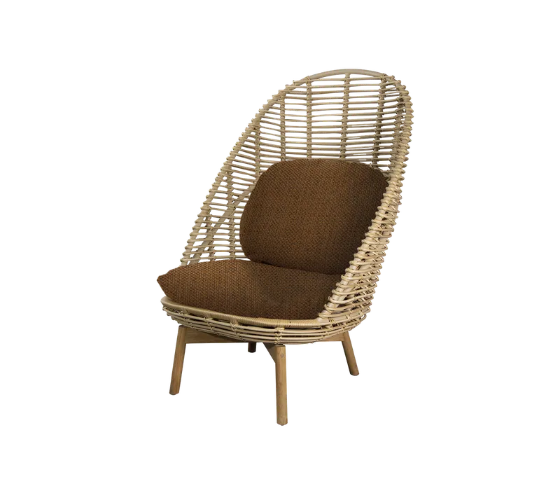 Hive highback chair von Cane-line in Natural, large round sticks Weave w/teak, Umber brown, Rise w/QuickDry & Airflow, Ohne – Produktfoto