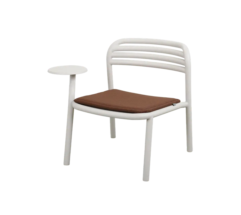 Bliss lounge chair w/sidetable right by Cane-line in Sand, Aluminium, Desert red, Delight w/QuickDry & Airflow – product photo