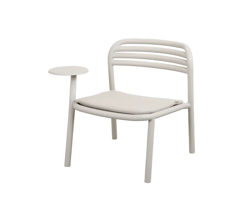 Bliss lounge chair w/sidetable right by Cane-line in Sand, Aluminium, Sand, Natté w/QuickDry & Airflow – product photo