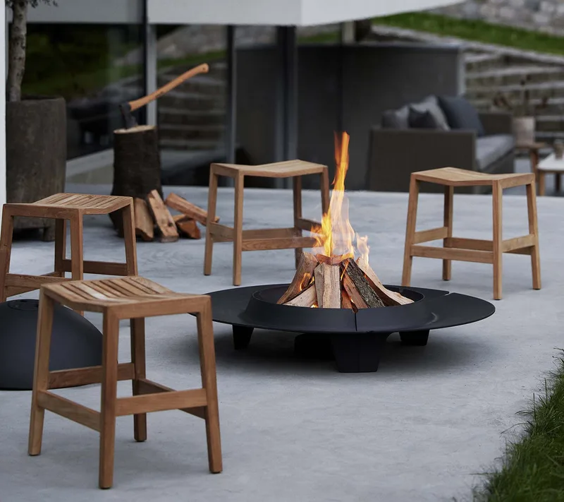 Ember fire pit, large de Cane-line en Black, cast iron, Aucun, Aucun – photo d’ambiance 1 sur 2