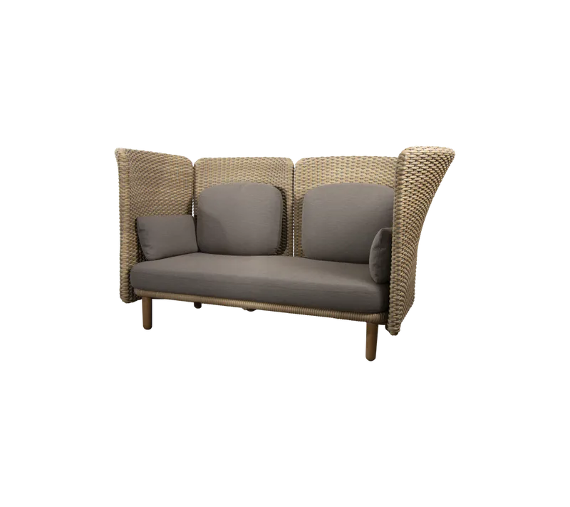 Arch 2-seater sofa w/high arm/backrest van Cane-line in Natural/taupe, large flat peel Weave incl. taupe AirTouch w/QuickDry & Airflow – productfoto