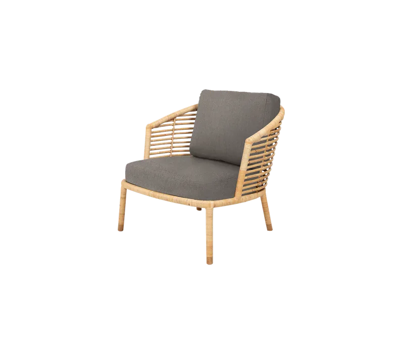 Sense lounge chair von Cane-line in Natural, large round sticks rattan, Light brown, Essence – Produktfoto