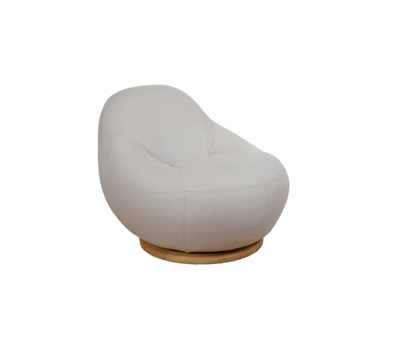 Gem lounge chair w/teak swivel van Cane-line in Sand, AirTouch w/teak incl. QuickDry & Airflow – productfoto