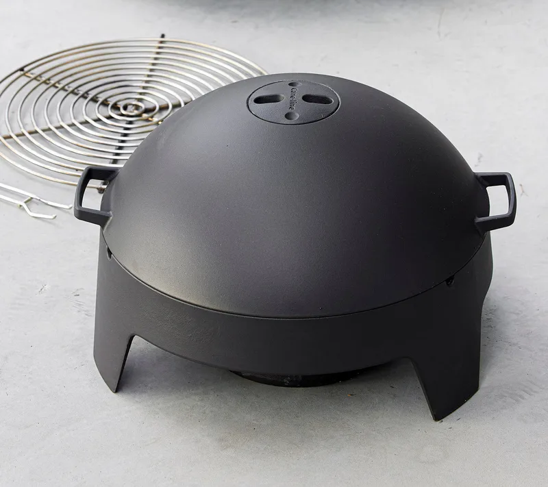 Ember fire pit, small von Cane-line in Black, cast iron, Ohne, Ohne – Ambientefoto 2 von 3