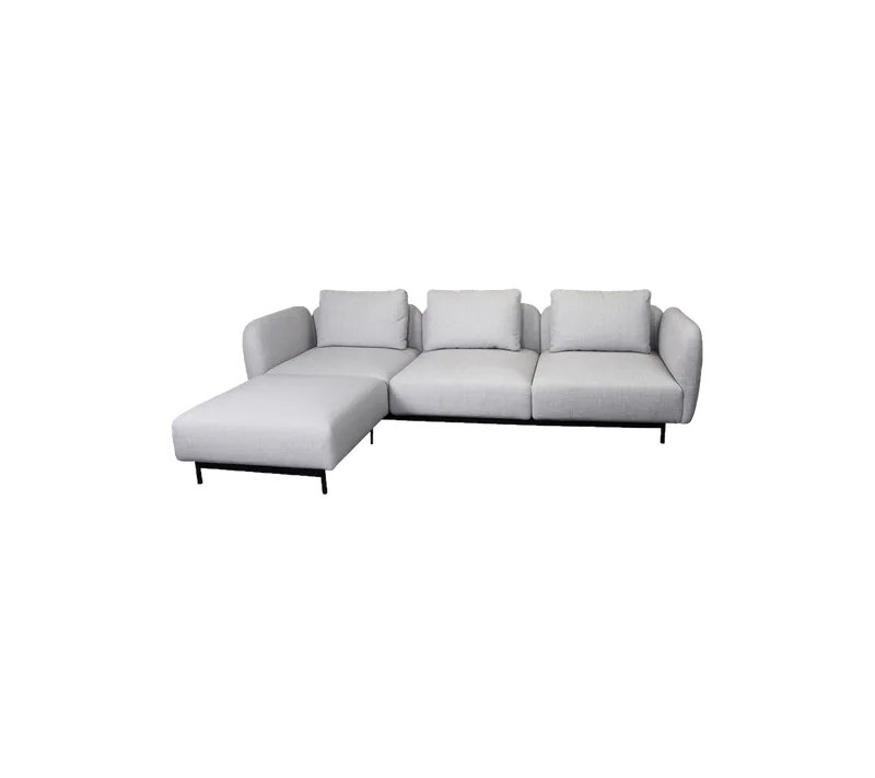 Aura 3-seater sofa w/chaise lounge de Cane-line en Light grey, Ambience – photo du produit 2 sur 2