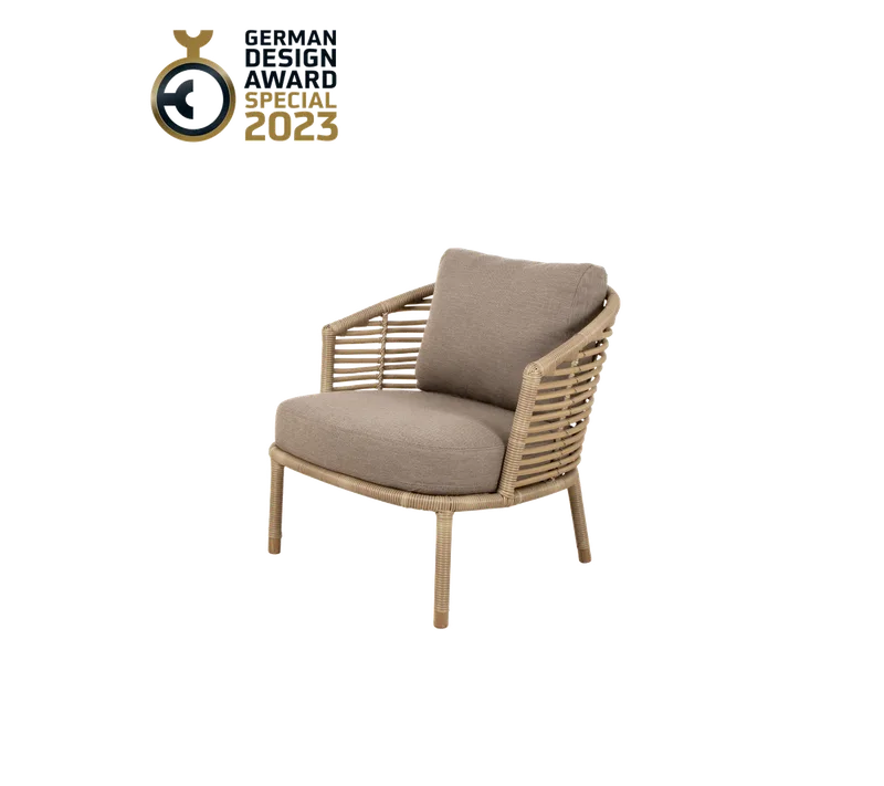 Sense lounge chair van Cane-line in Natural, large round sticks Weave incl. taupe AirTouch w/QuickDry & Airflow – productfoto