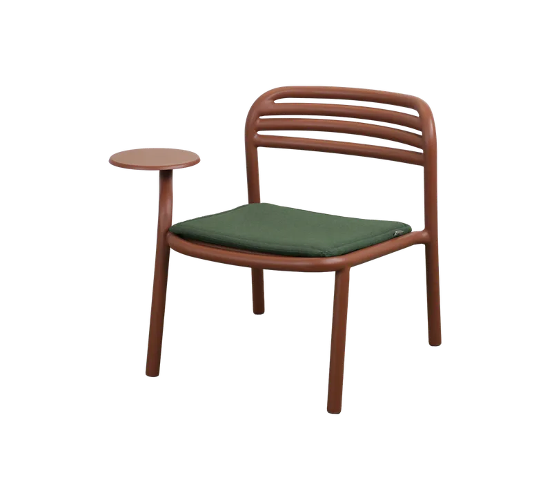 Bliss lounge chair w/sidetable right von Cane-line in Desert red, aluminium, Light green, Delight w/QuickDry & Airflow – Produktfoto