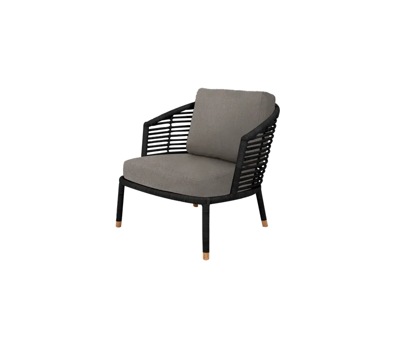 Sense lounge chair von Cane-line in Black, large round sticks rattan, Light brown, Essence – Produktfoto