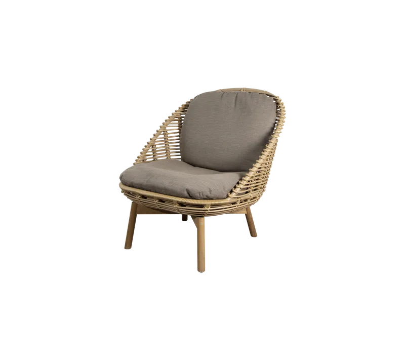 Hive lounge chair von Cane-line in Natural, large round sticks Weave w/teak, Taupe, AirTouch w/QuickDry & Airflow – Produktfoto