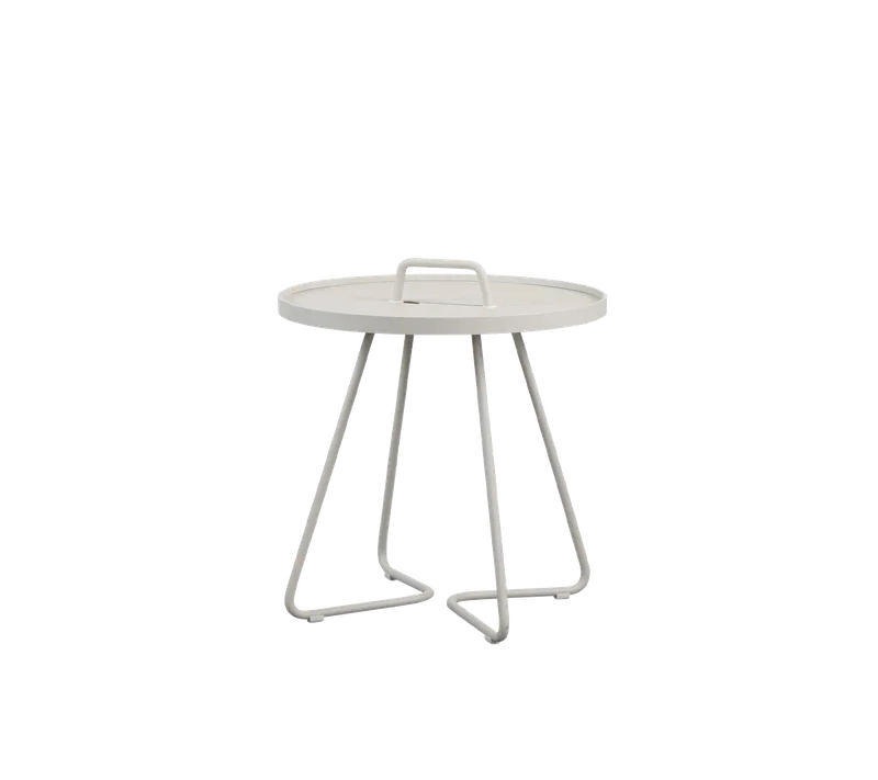 On-the-move side table, small van Cane-line in Sand, Aluminium – productfoto