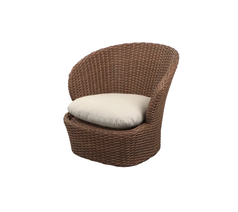 Coast lounge chair w/swivel von Cane-line in Umber brown, large flat peel Weave, Sand, Natté w/QuickDry & Airflow – Produktfoto