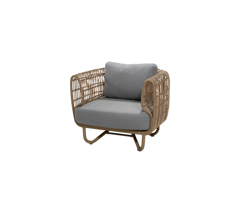 Nest lounge chair von Cane-line in Natural, medium round sticks Weave incl. light grey AirTouch w/QuickDry & Airflow – Produktfoto