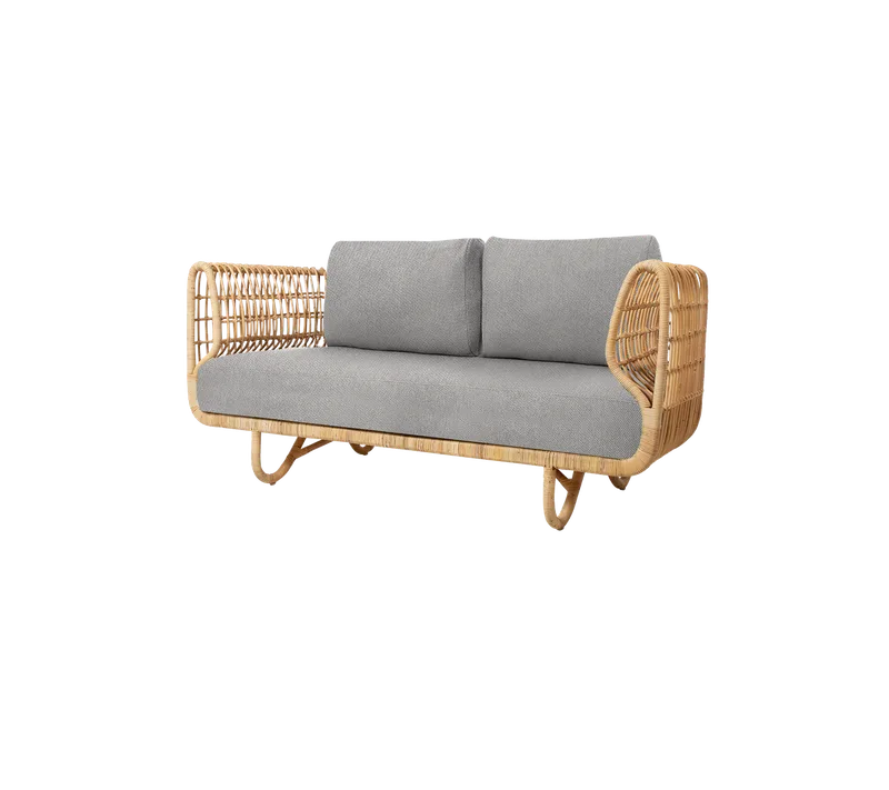 Nest 2-seater sofa van Cane-line in Natural, medium round sticks rattan, Light grey, Essence – productfoto
