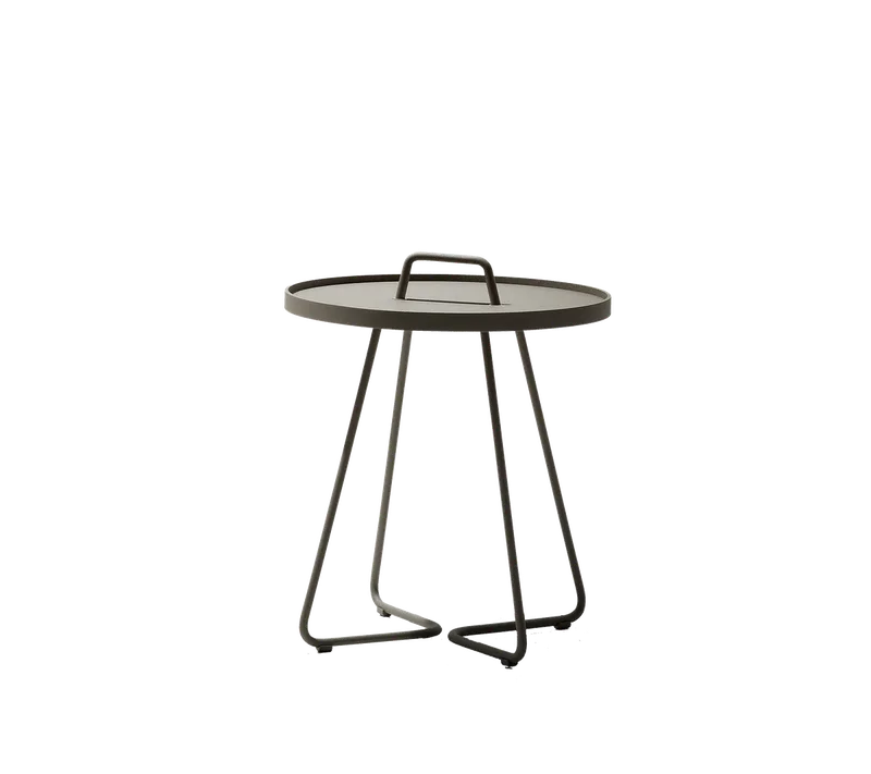 On-the-move side table, small van Cane-line in Taupe, aluminium – productfoto