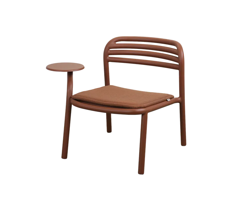 Bliss lounge chair w/sidetable right von Cane-line in Desert red, aluminium, Desert red, Delight w/QuickDry & Airflow – Produktfoto