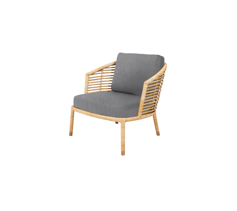 Sense lounge chair von Cane-line in Natural, large round sticks rattan, Light grey, Ambience – Produktfoto