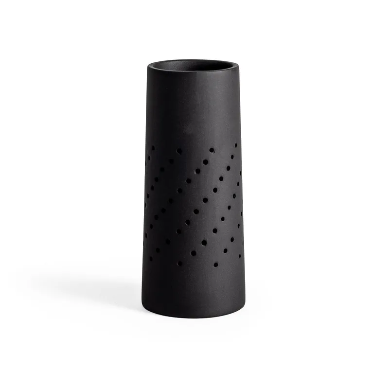 Sand Secrets Teastrainer von Design House Stockholm in Black Clay – Produktfoto
