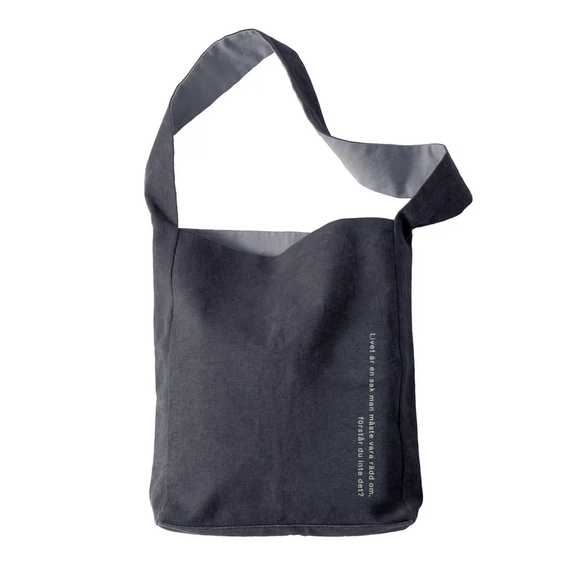 Astrid Lindgren Tote Bag de Design House Stockholm en Navy (Livet är en sak man måste...) – photo du produit