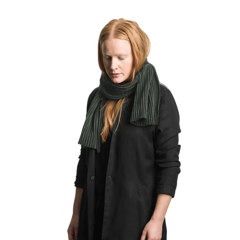 Pleece Short Scarf von Design House Stockholm in 30x140 cm, Forest Green – Produktfoto