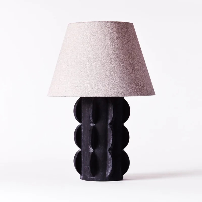 Arcissimo Table Lamp Large Black von Dusty Deco – Produktfoto