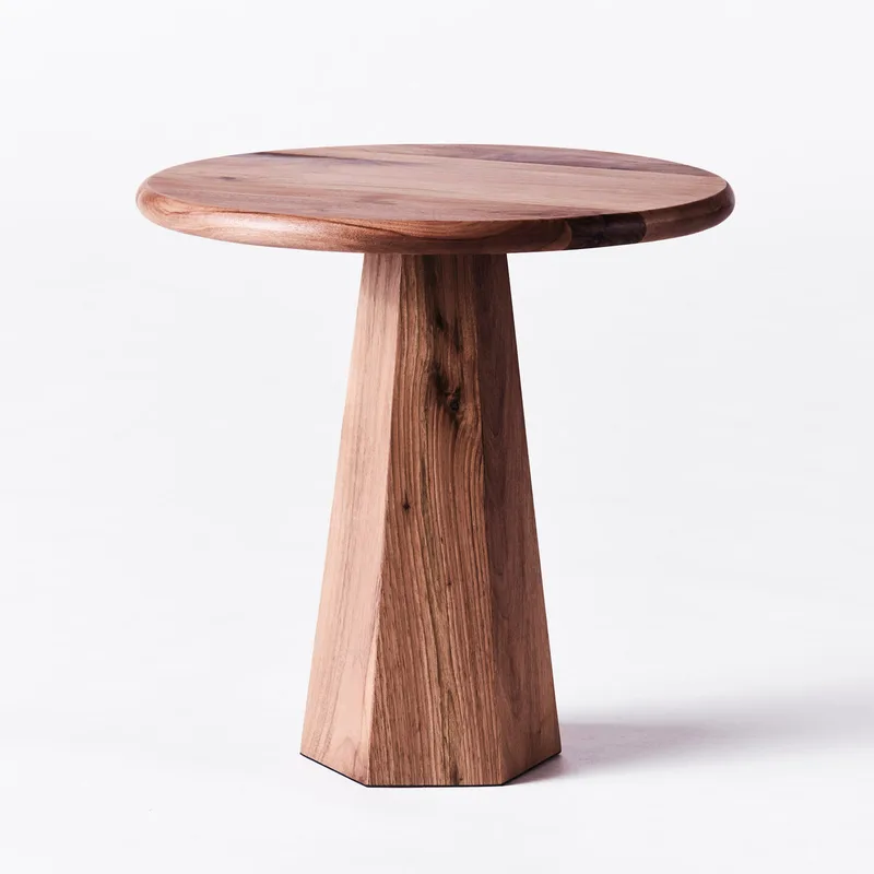 Hexagon Side Table Walnut van Dusty Deco – productfoto