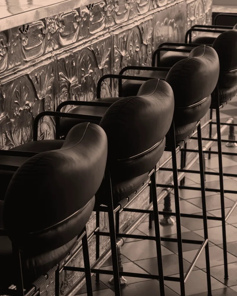 Bollo Counter Stool Bollo de Fogia en Elmosoft 99999/RAL9005, Jet black (RAL 9005), Elmosoft 99999, Elmo Leather, Leather – photo d’ambiance 9 sur 10