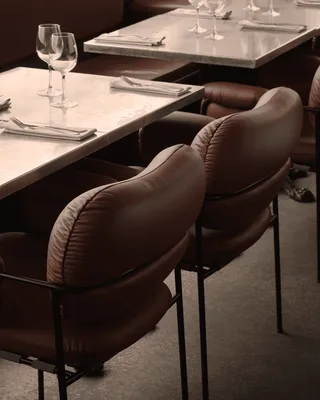 Bollo Dining Chair Bollo by Fogia in Barnum Sand 2/RAL1013, Oyster white (RAL 1013), Barnum Sand 2, Nevotex, Fabric – interior photo 32 of 53