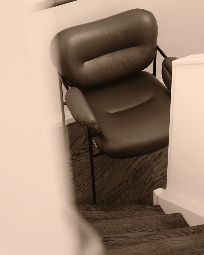 Bollo Dining Chair Bollo by Fogia in Barnum Sand 2/RAL1013, Oyster white (RAL 1013), Barnum Sand 2, Nevotex, Fabric – interior photo 34 of 53