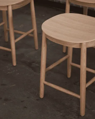 Figurine Counter Stool Figurine de Fogia en Light oak – photo d’ambiance 7 sur 8