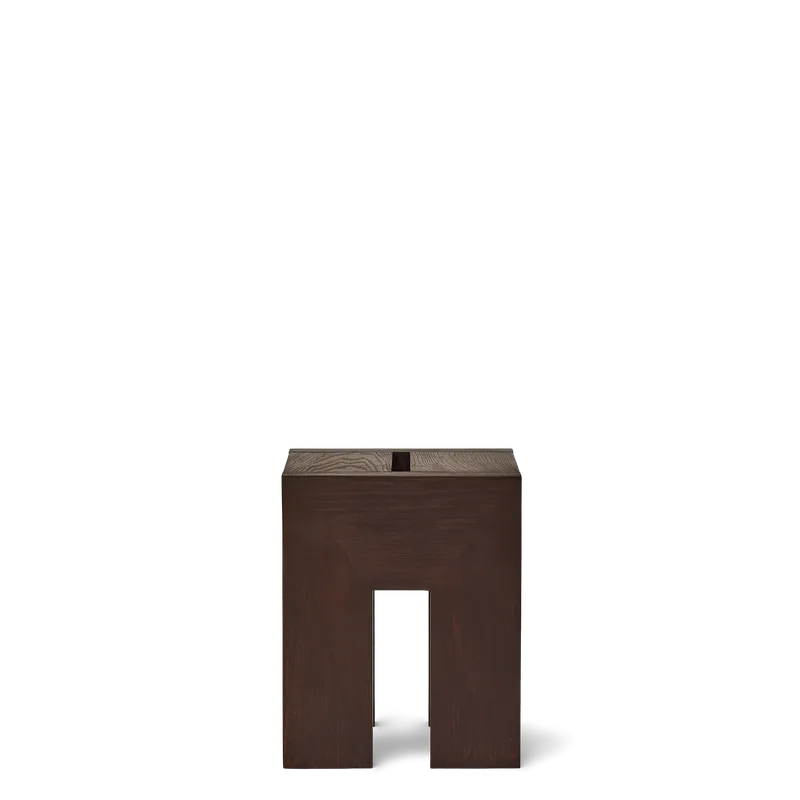 Monolith Side Table de Form & Refine en Dark Brown Ash – photo du produit 4 sur 4